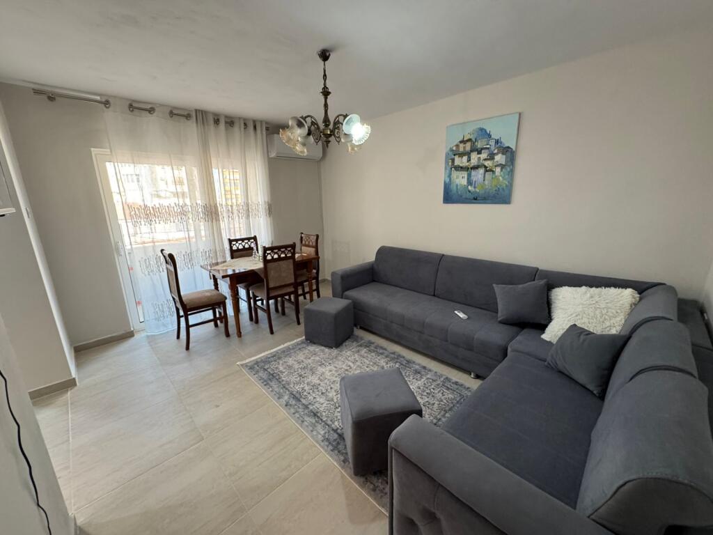 Apartament 3+1 me qira ne Rrugen Fortuzi prane Hotel Senator