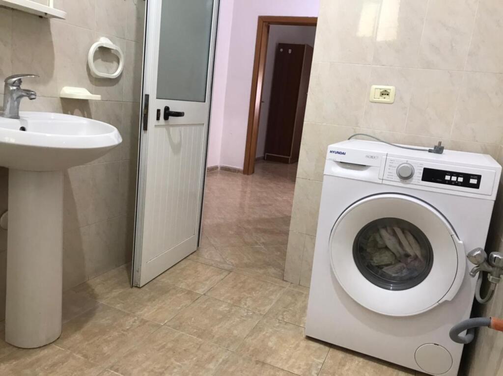 APARTAMENT 1+1. 35000 LEKE.MBAS FAKULETIT TE MJEKSIS.