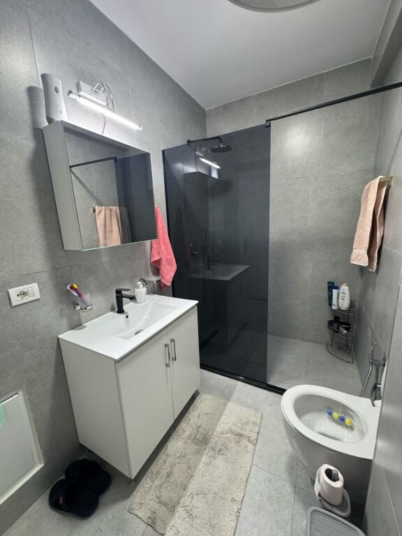 Apartament 2+1 me qera ne Shkoze te Kompleksi i Tom Doshit!!