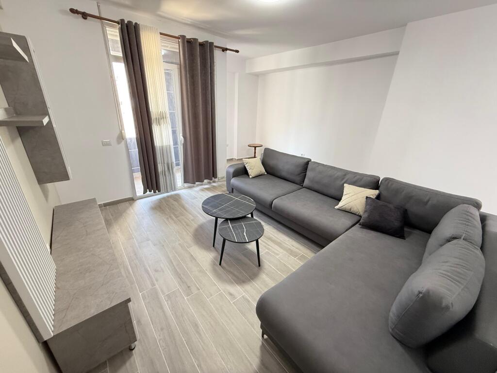 📢 Affittasi – Appartamento 1+1 📍 Via Ndre Mjeda, vicino al Parco – complesso star Prezzo: 500 €/mese  📱