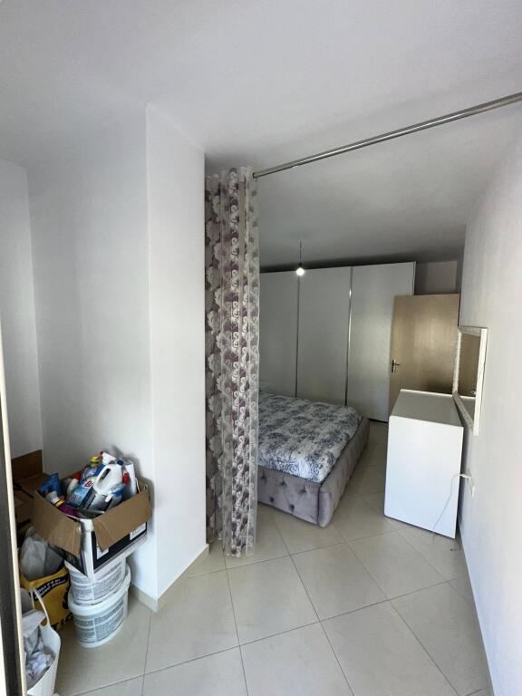ME QIRA PRANË QENDRËS 2+1 MOBILJE/ LAVASTOVIGLJE ETJ 