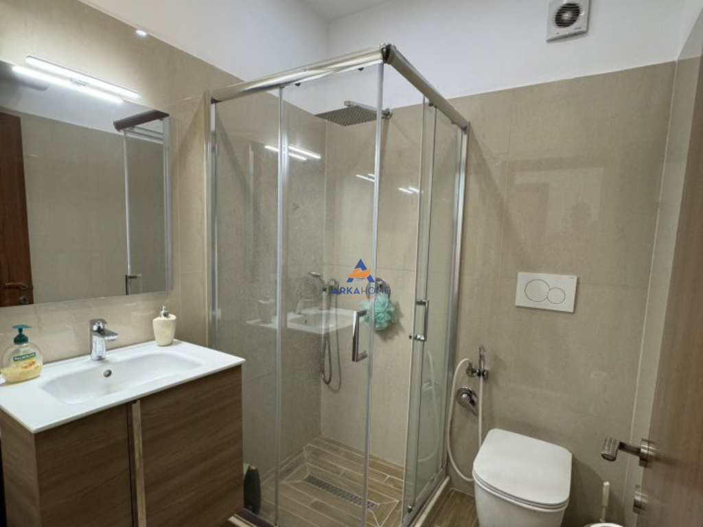 AFFITTASI APPARTAMENTO 2+1+BALCONE "UNAZA E RE,KOMPLEKSI ARLIS" 540 EURO.
