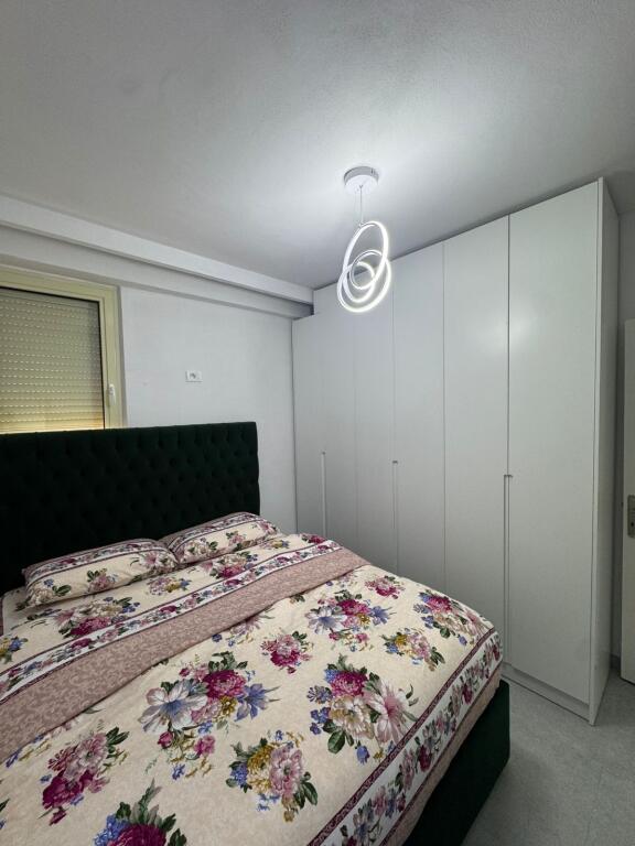 📢 Jepet me Qira – Apartament 2+1 📍 Shkozë, Kompleksi Tom Doshi    💶 Çmimi: 400 €/muaj (pa diskutueshem