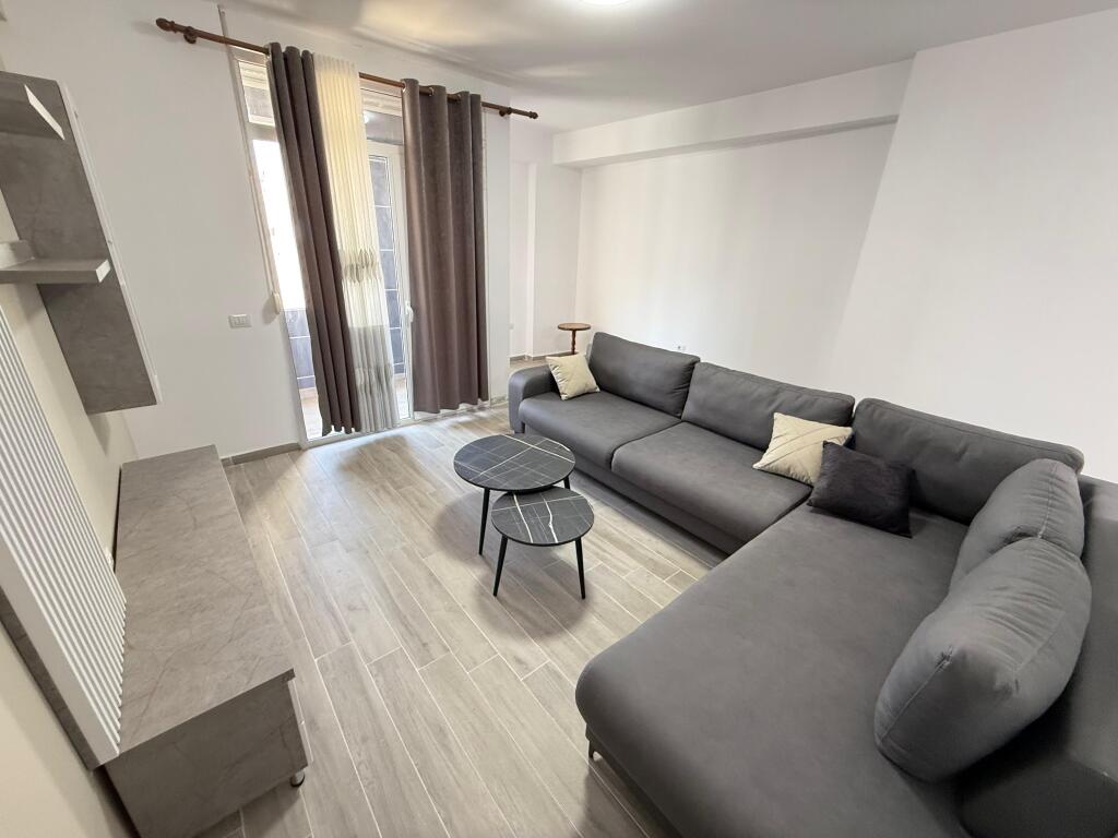 📢 Jepet me Qira – Apartament 1+1 📍 Rruga Ndre Mjeda, pranë Parkut – Kompleksi Star 💶 Çmimi: 500 €/muaj