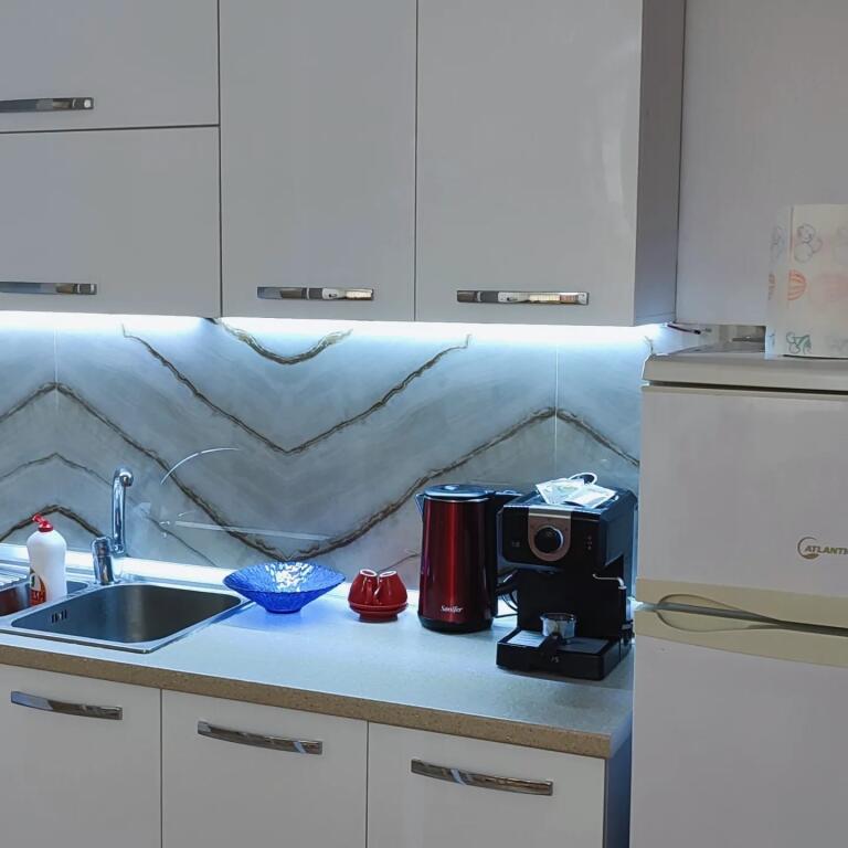 Apartament 1+1 me qera tek 21 dhjetori/ Kompleksi Kontakt (50,000 leke i disk)
