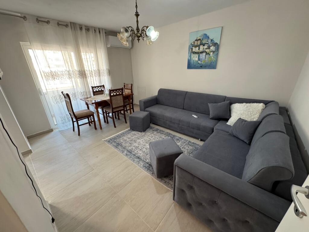 Apartament 3+1 me qira ne Rrugen Fortuzi prane Hotel Senator