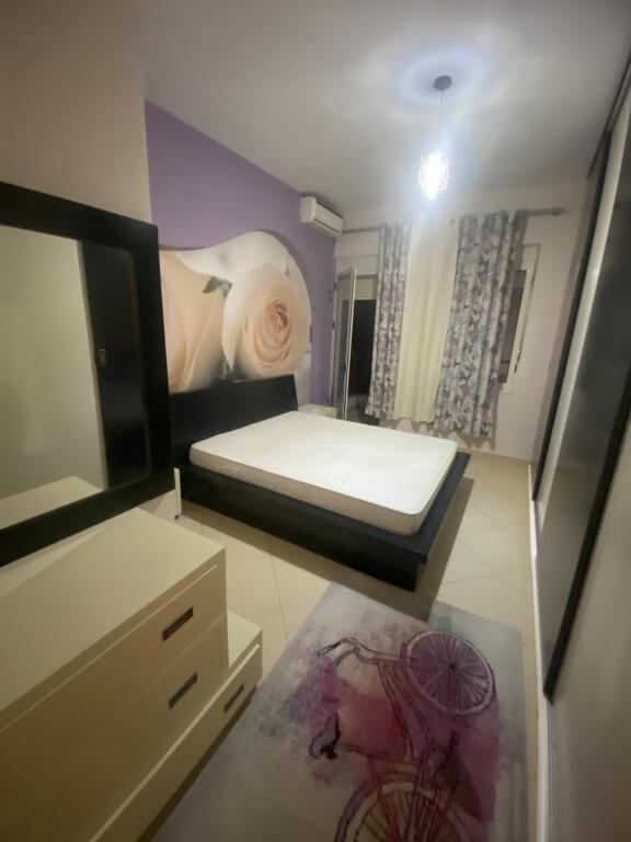 1+1 i mobiluar,liqeni i thate ,500 euro,ofrohet dhe parkim shtese