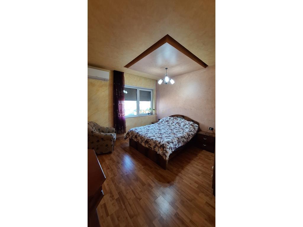 JAPIM ME QIRA APARTAMENT 3+1+2 NE BRRYL,PRANE MATERNITETIT TE RI !