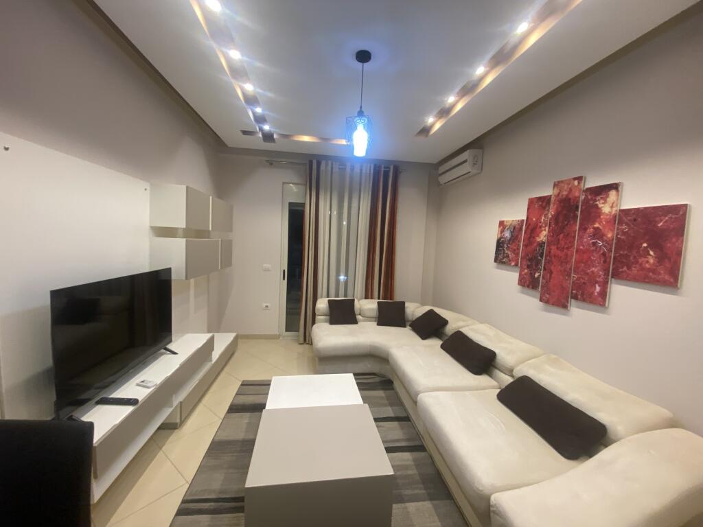 1+1 i mobiluar,liqeni i thate ,500 euro,ofrohet dhe parkim shtese