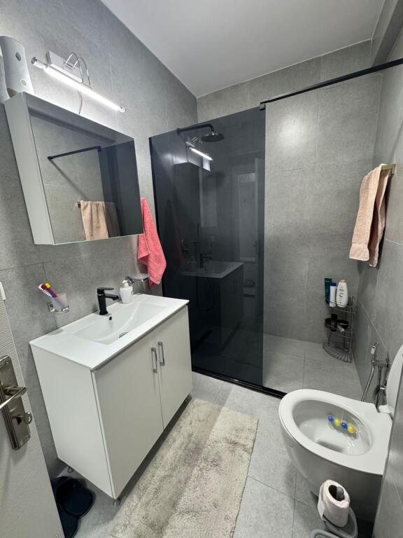 📢 Jepet me Qira – Apartament 2+1 📍 Shkozë, Kompleksi Tom Doshi    💶 Çmimi: 400 €/muaj (pa diskutueshem