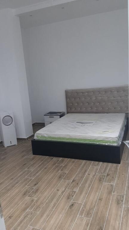 1+1 i mobiluar,te rruga peti liqeni i thate,400 euro