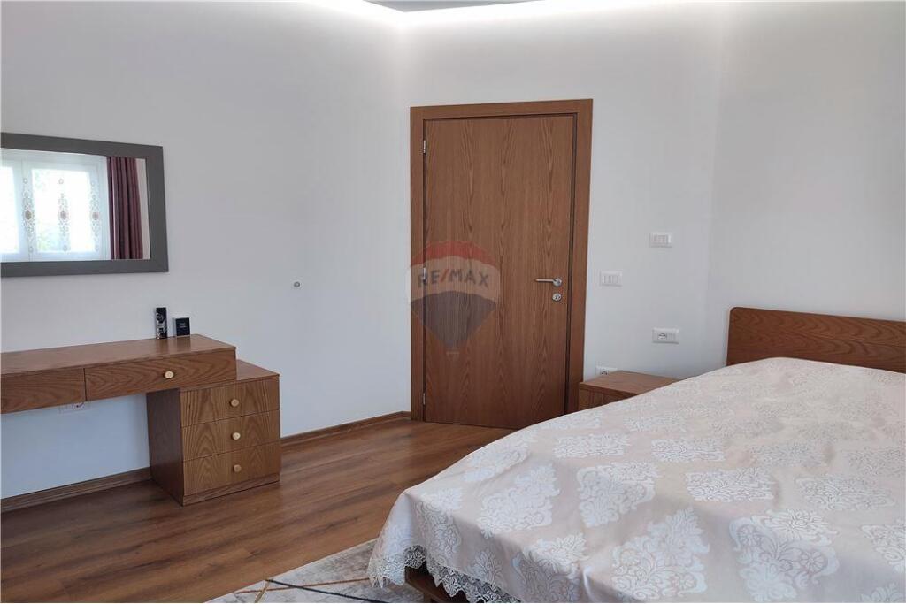 Ofrohet shtepi private 3+1 me qira ne Xhamllik. !