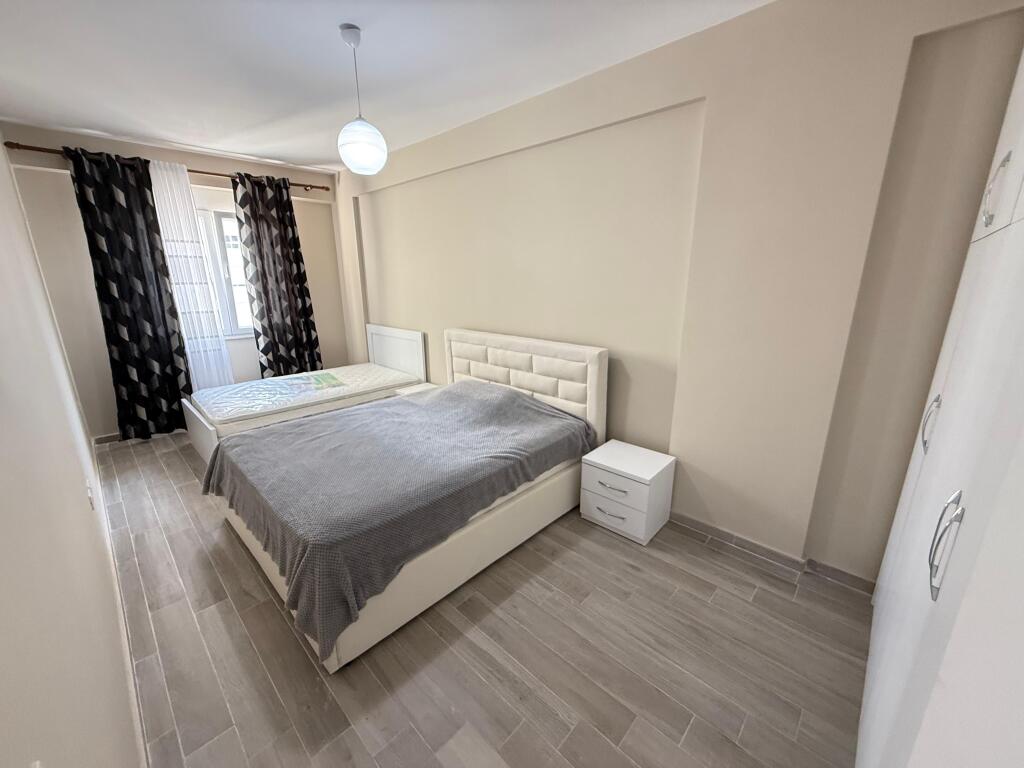 📢 Affittasi – Appartamento 1+1 📍 Via Ndre Mjeda, vicino al Parco – complesso star Prezzo: 500 €/mese  📱