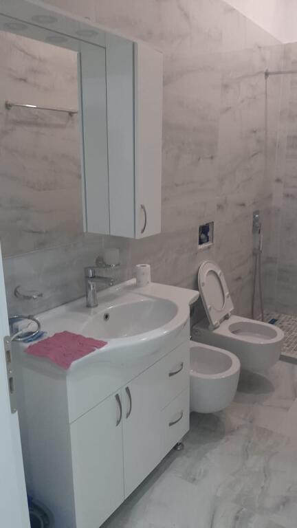 1+1 i mobiluar,te rruga peti liqeni i thate,400 euro