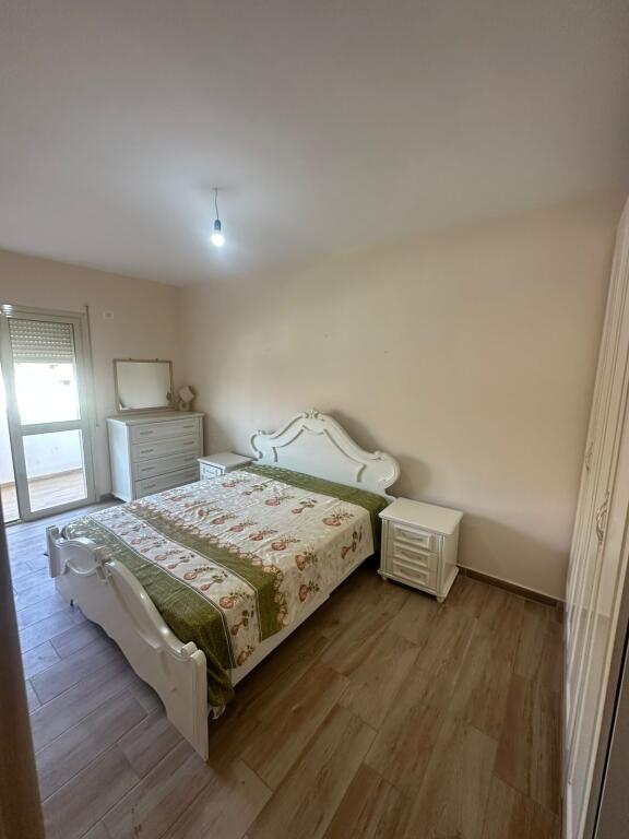 QERA 2+1 MOBILUAR KATI 4 ME ASHENSOR 300EURO 
