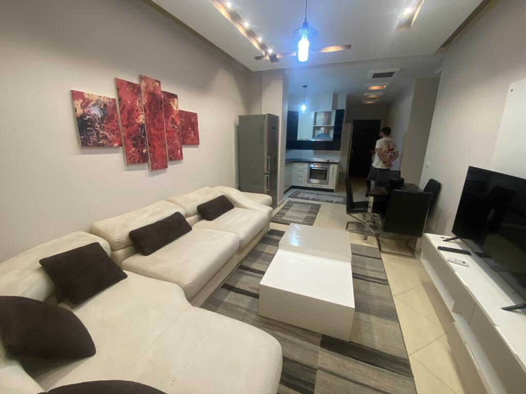 1+1 i mobiluar,liqeni i thate ,500 euro,ofrohet dhe parkim shtese