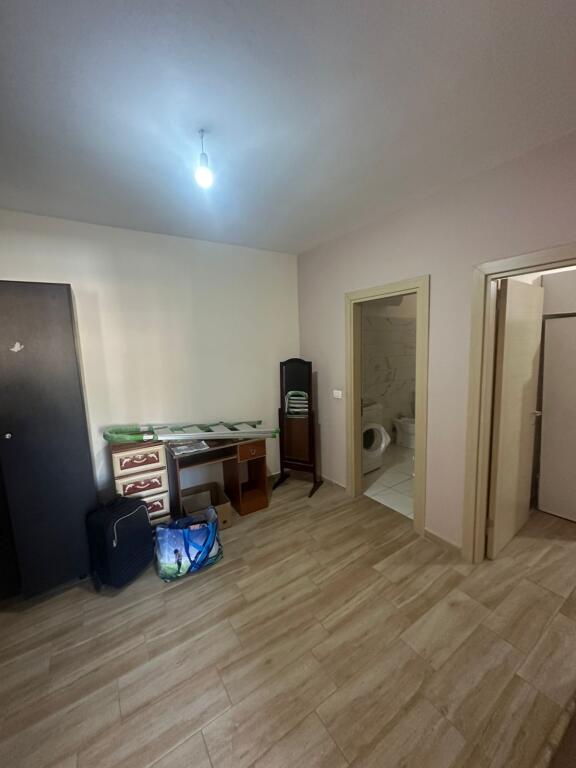 QERA 2+1 MOBILUAR KATI 4 ME ASHENSOR 300EURO 

