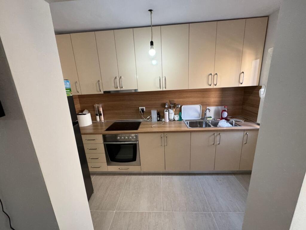 Apartament 3+1 me qira ne Rrugen Fortuzi prane Hotel Senator