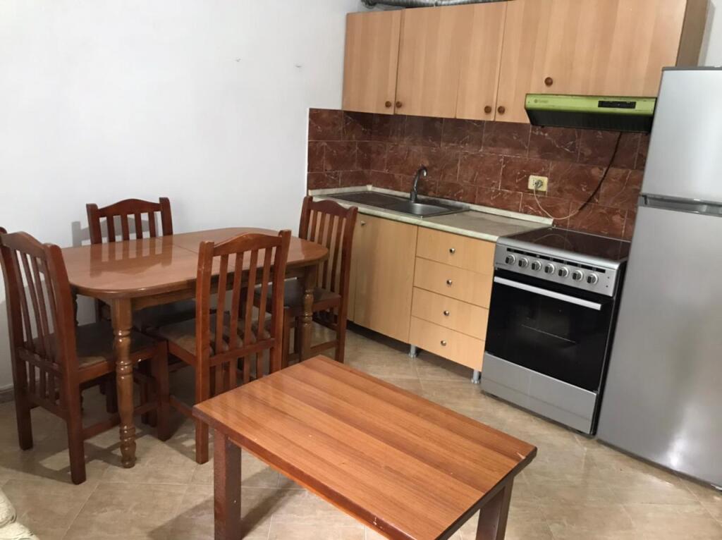 APARTAMENT 1+1. 35000 LEKE.MBAS FAKULETIT TE MJEKSIS.