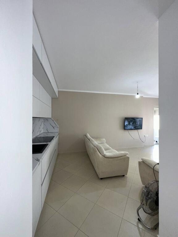 ME QIRA PRANË QENDRËS 2+1 MOBILJE/ LAVASTOVIGLJE ETJ 