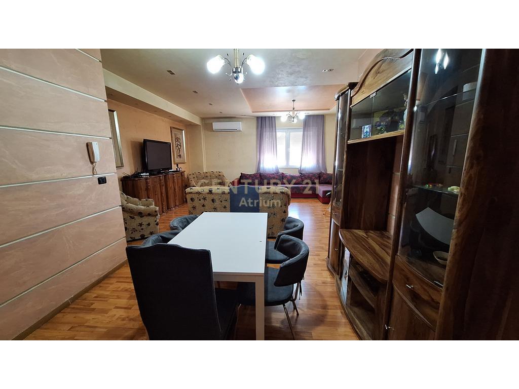 JAPIM ME QIRA APARTAMENT 3+1+2 NE BRRYL,PRANE MATERNITETIT TE RI !
