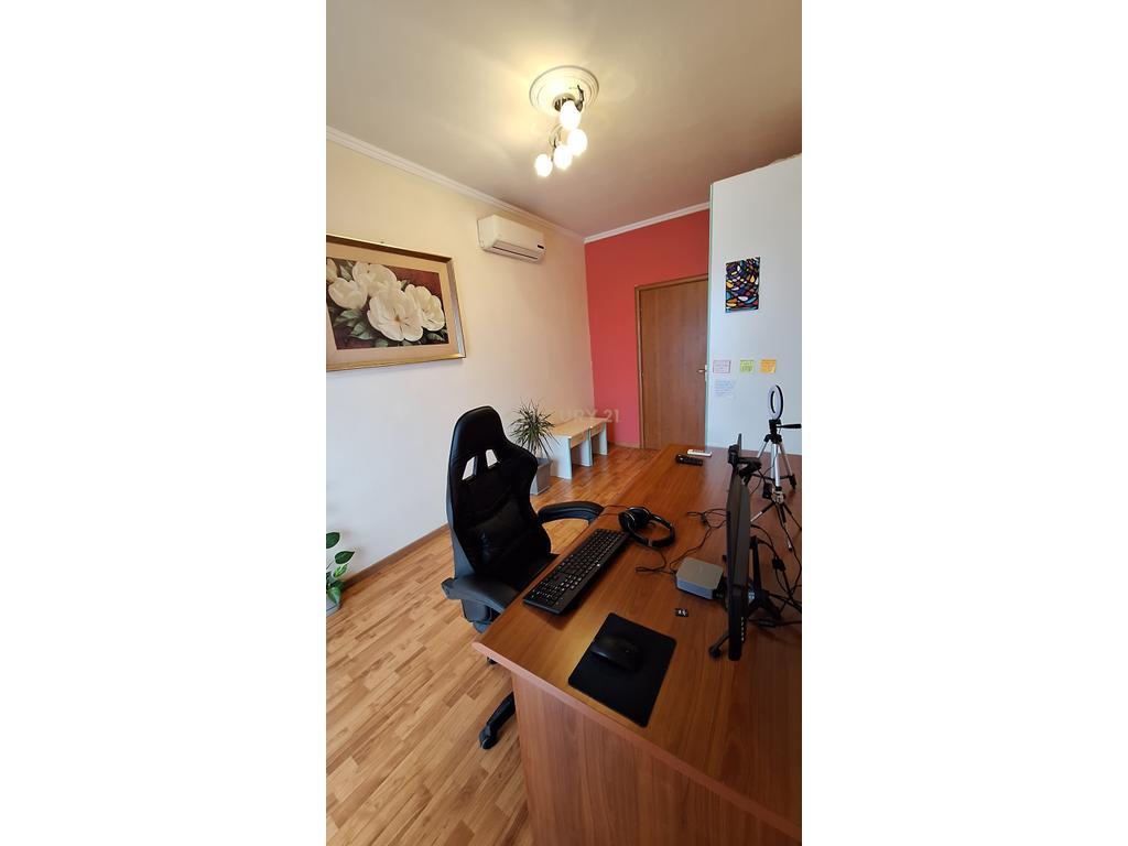 JAPIM ME QIRA APARTAMENT 3+1+2 NE BRRYL,PRANE MATERNITETIT TE RI !
