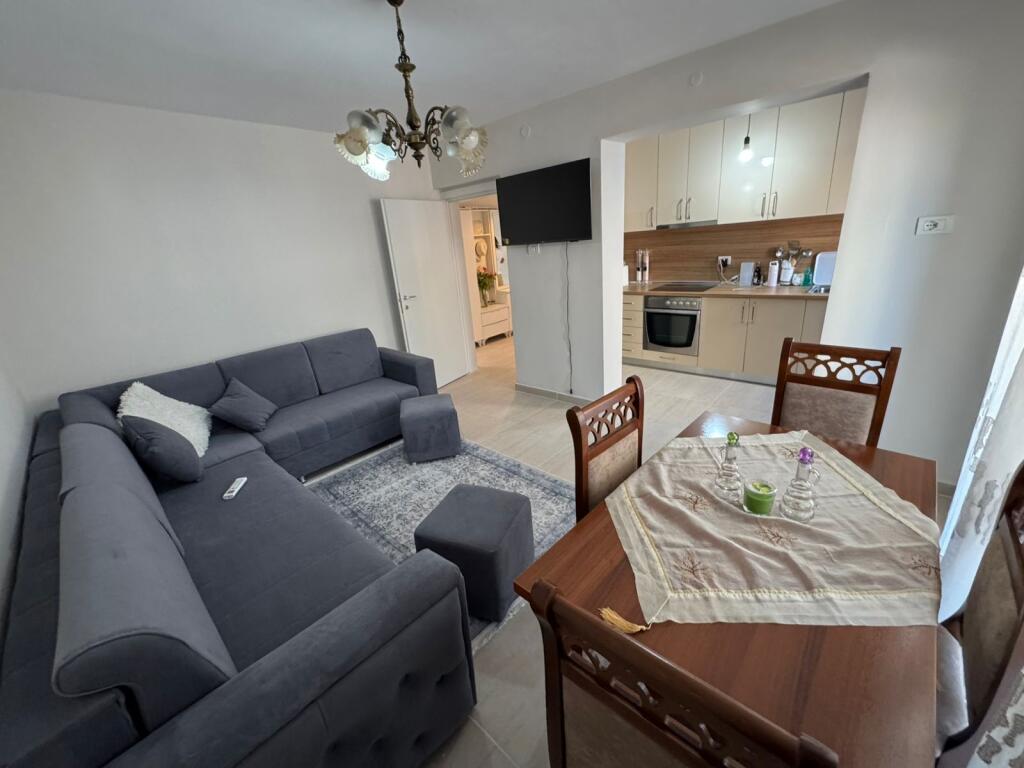 Apartament 3+1 me qira ne Rrugen Fortuzi prane Hotel Senator