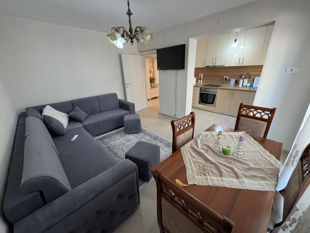 Apartament 3+1 me qira ne Rrugen Fortuzi prane Hotel Senator