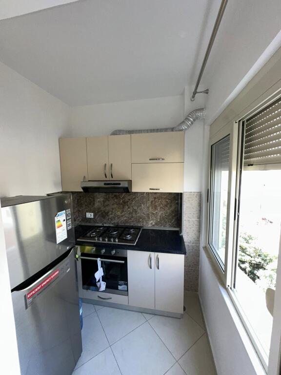 ME QIRA PRANË QENDRËS 2+1 MOBILJE/ LAVASTOVIGLJE ETJ 