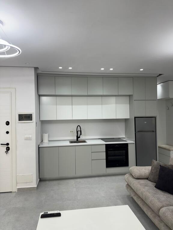 📢 Jepet me Qira – Apartament 2+1 📍 Shkozë, Kompleksi Tom Doshi    💶 Çmimi: 400 €/muaj (pa diskutueshem