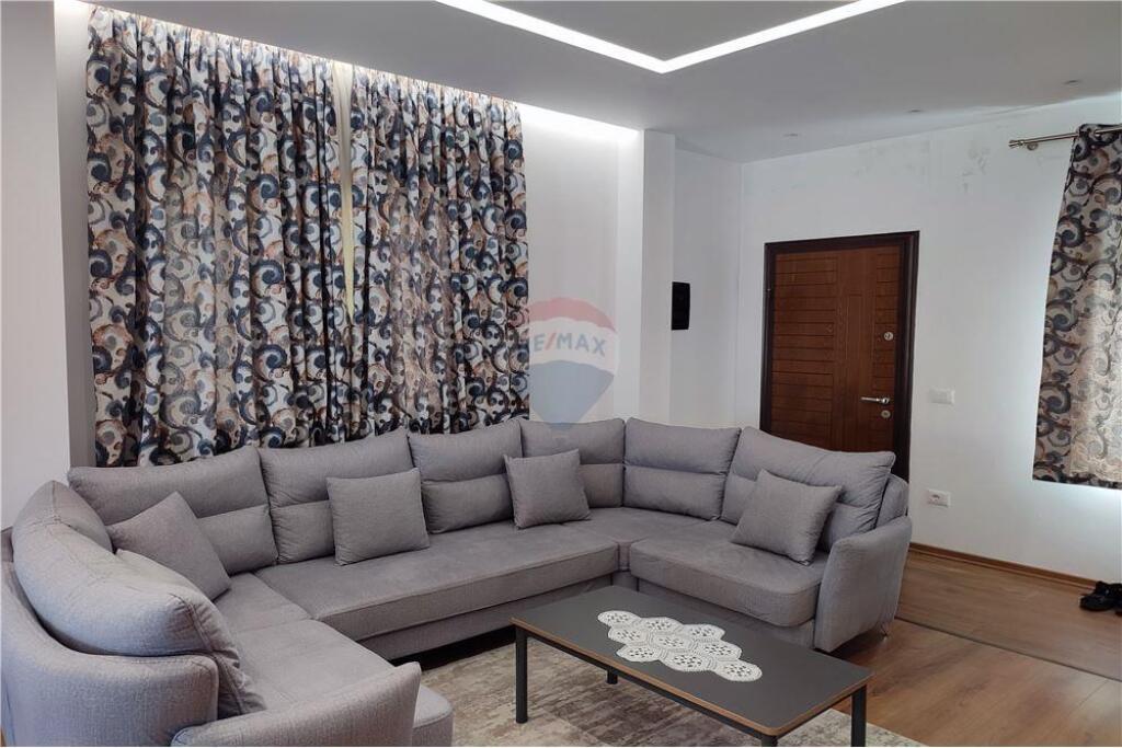 Ofrohet shtepi private 3+1 me qira ne Xhamllik. !