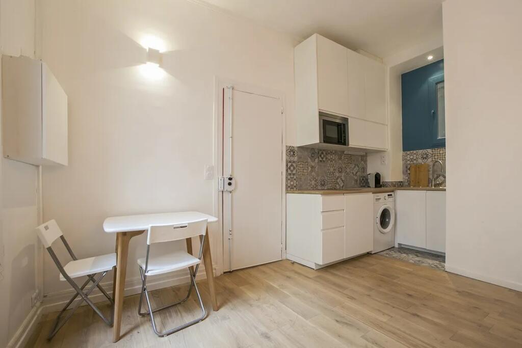 Apartment For Rent 1+1 at the Train Station (ID B211370) Tirana.