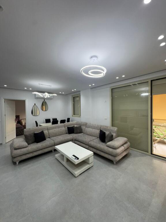 📢 Jepet me Qira – Apartament 2+1 📍 Shkozë, Kompleksi Tom Doshi💶 Çmimi: 400 €/muaj