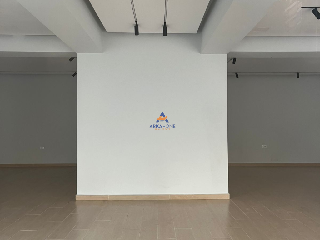 JEPET ME QERA AMBIENT 250M2 "KOMUNA E PARISIT" 4000 EURO.
