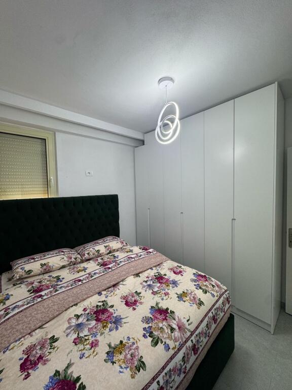 Apartament 2+1 me qera ne Shkoze te Kompleksi i Tom Doshit!!