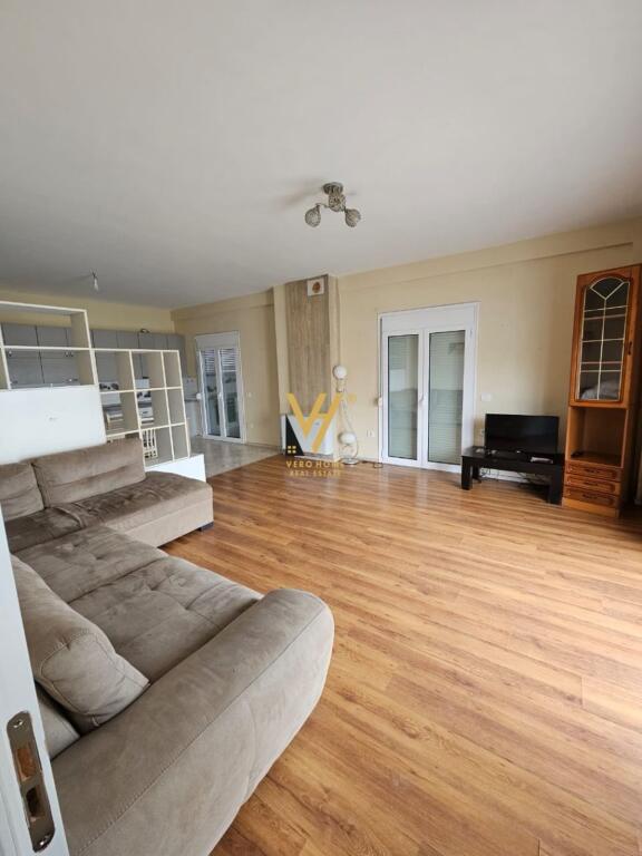 JEPET APARTAMENT 3+1+2+BLK ME QERA NE SAUK 550 EURO