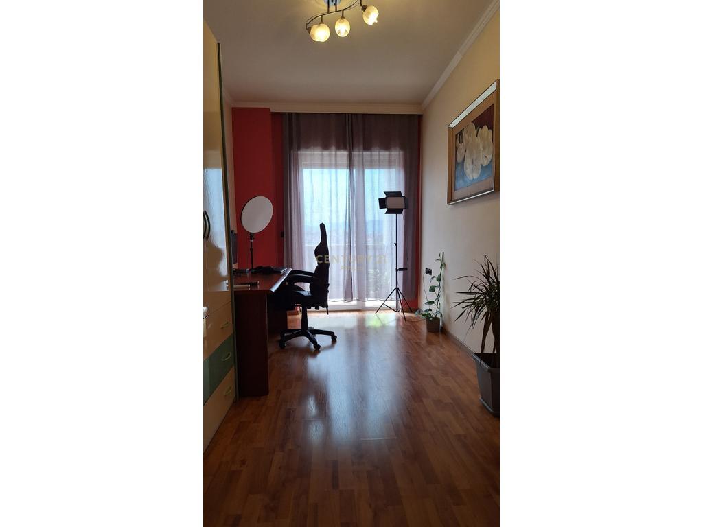 JAPIM ME QIRA APARTAMENT 3+1+2 NE BRRYL,PRANE MATERNITETIT TE RI !