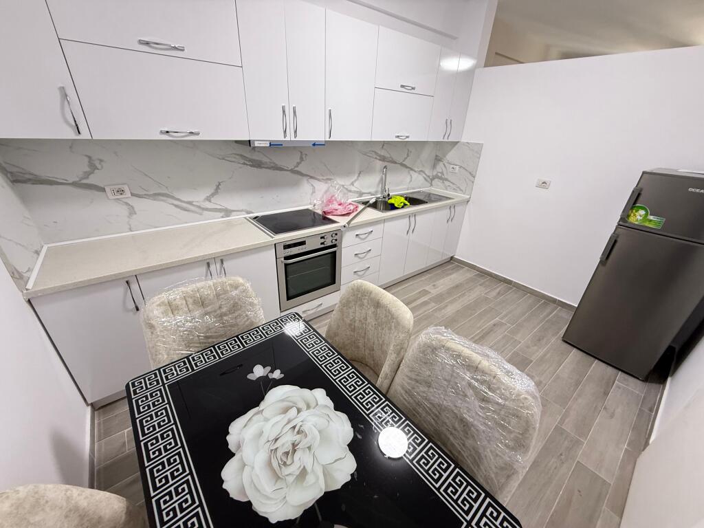 📢 Jepet me Qira – Apartament 1+1 📍 Rruga Ndre Mjeda, pranë Parkut – Kompleksi Star 💶 Çmimi: 500 €/muaj