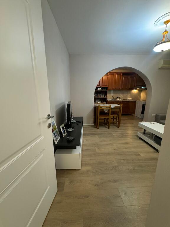 Apartament me qira 1+1 – pranë Shkollës Osman Myderizi
