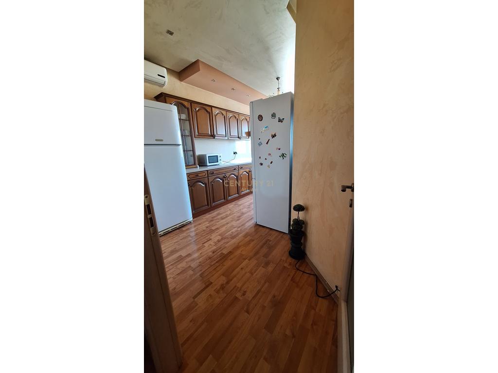 JAPIM ME QIRA APARTAMENT 3+1+2 NE BRRYL,PRANE MATERNITETIT TE RI !