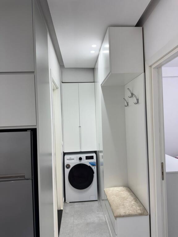 📢 Jepet me Qira – Apartament 2+1 📍 Shkozë, Kompleksi Tom Doshi    💶 Çmimi: 400 €/muaj (pa diskutueshem