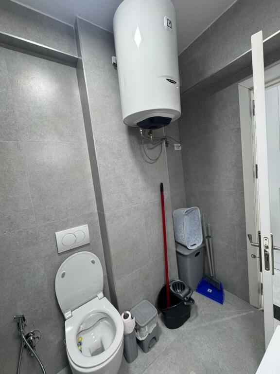 📢 Jepet me Qira – Apartament 2+1 📍 Shkozë, Kompleksi Tom Doshi💶 Çmimi: 400 €/muaj