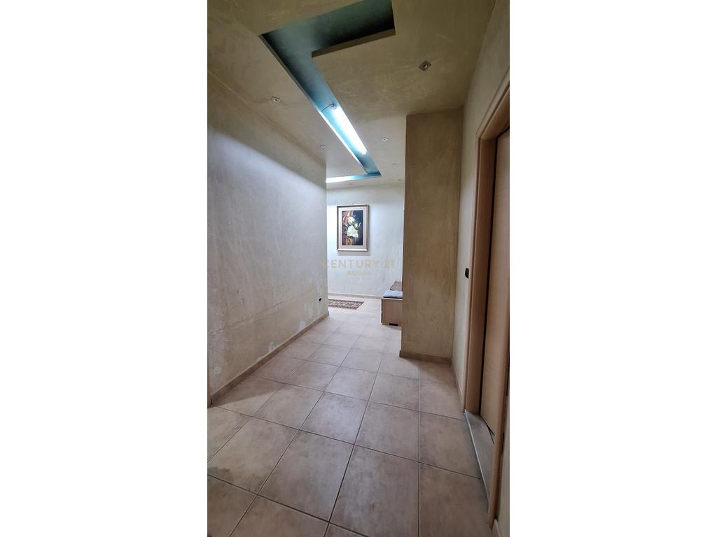 JAPIM ME QIRA APARTAMENT 3+1+2 NE BRRYL,PRANE MATERNITETIT TE RI !
