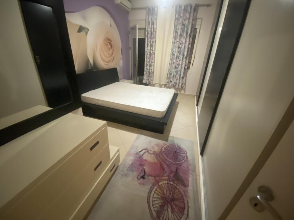 1+1 i mobiluar,liqeni i thate ,500 euro,ofrohet dhe parkim shtese