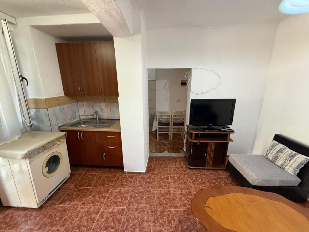 Appartamento 1+1 in affitto in Via Besa (30.000 leke)