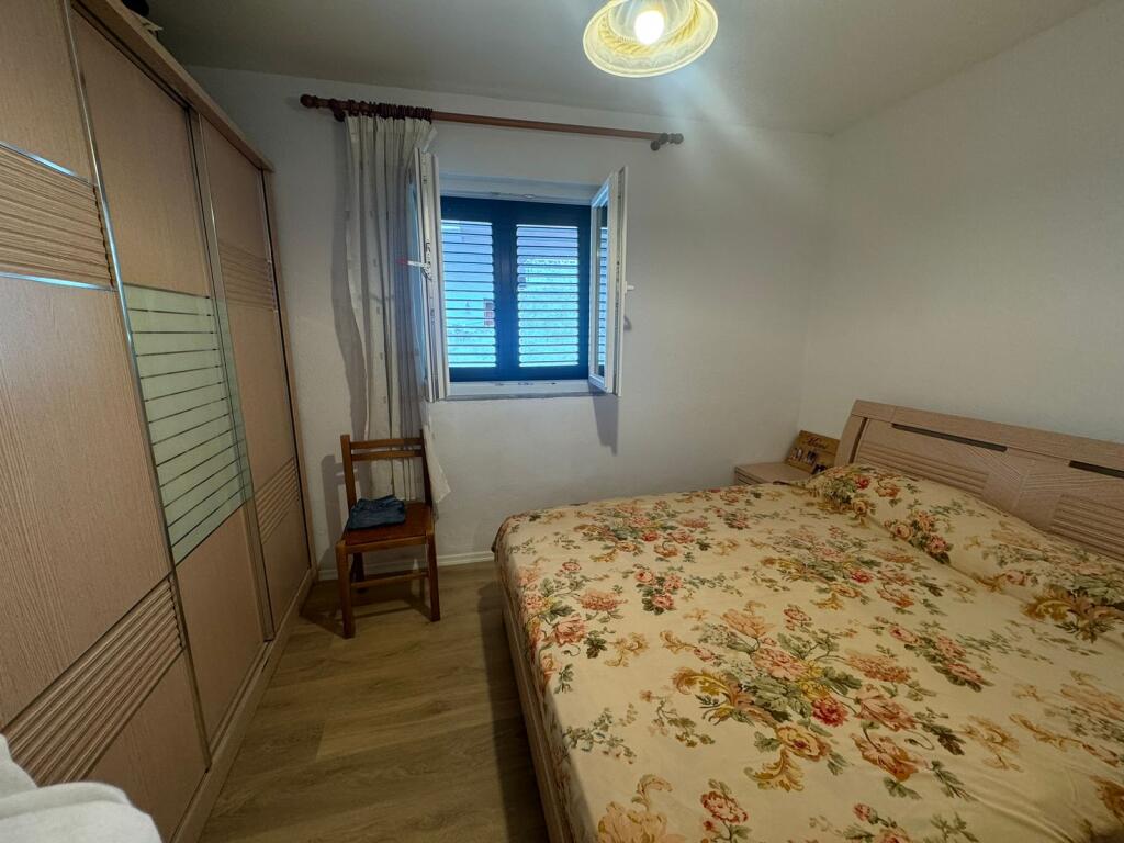 Apartament me qira 1+1 – pranë Shkollës Osman Myderizi