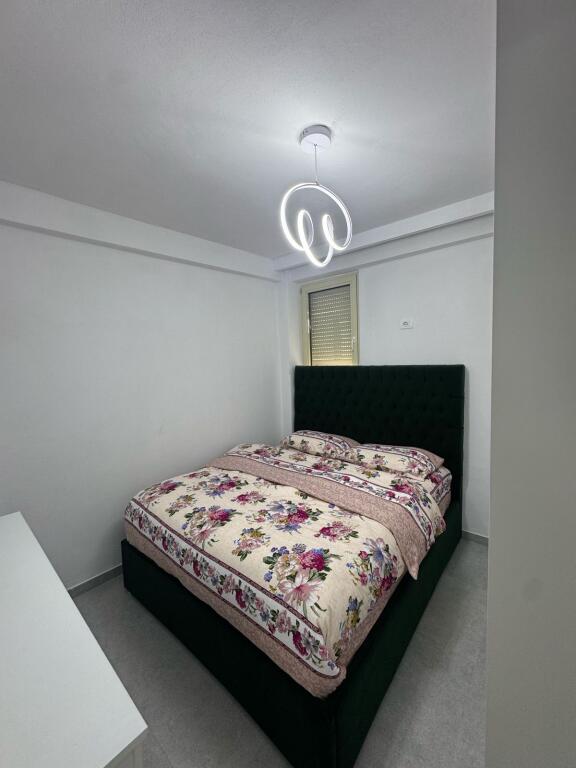 Apartament 2+1 me qera ne Shkoze te Kompleksi i Tom Doshit!!