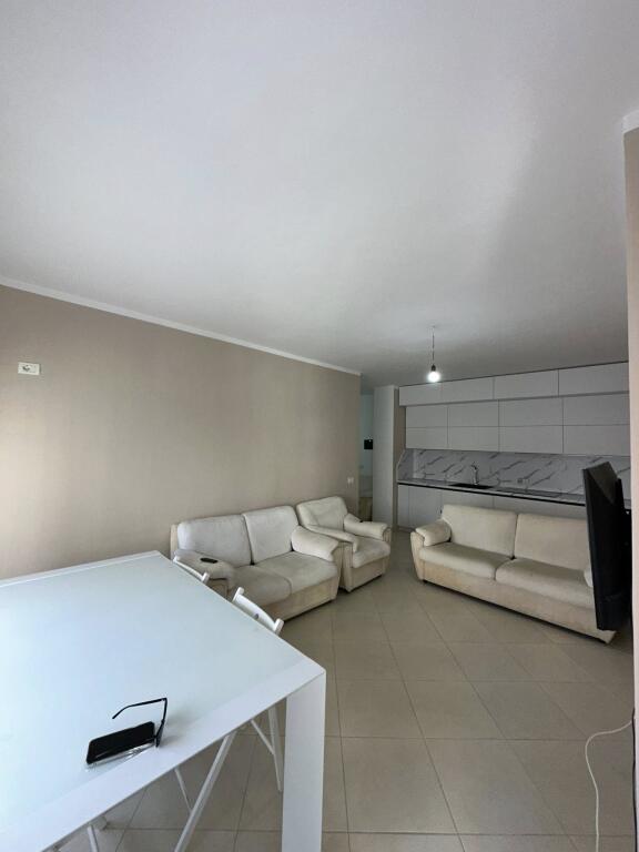 ME QIRA PRANË QENDRËS 2+1 MOBILJE/ LAVASTOVIGLJE ETJ 