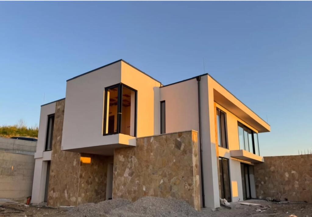 Two-story villa with 36m2 pool for sale in Farke