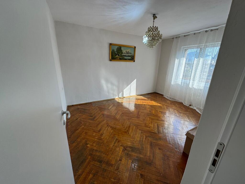Apartament 3+1 me qira ne Rrugen Fortuzi prane Hotel Senator